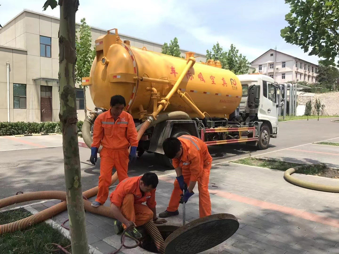 龙胜管道疏通车停在窨井附近