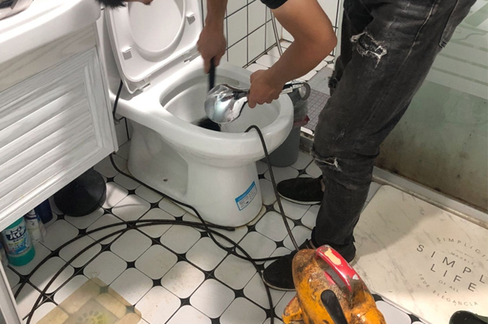 龙胜马桶堵塞自己疏通还是找师傅?专业上门服务让你省时更省心